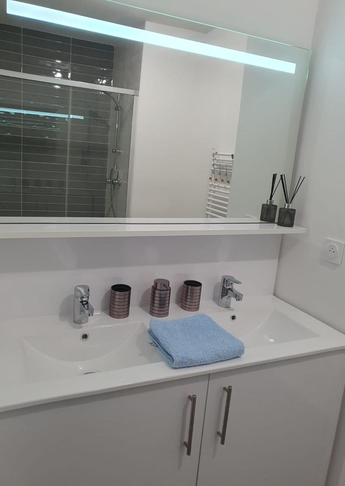 Appartement A Floirac Avec 2 Chambres, Un Parking Prive, Une Terrasse, A 5 Minutes En Voiture De L'Arkea Arena De Bordeaux Zewnętrze zdjęcie